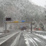 雪の寒風山トンネル入り口