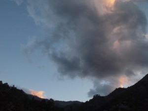 根須木の夕日・黒っぽい雲が．．ナントモ_1122'2013