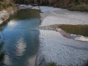 出合橋・合流点_右からの流れが中野川川_1113'2013