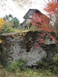 巨岩の上に建つ「猪小屋2」_1109'2013