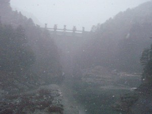 雪に霞む大橋ダム_1227'2013