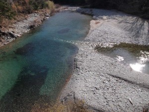 出合橋にて・左側が桑瀬川，右から中野川川が流れ込んでいる