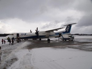 ボンバルディア，秋田空港に到着_日本海沿岸部は積雪少