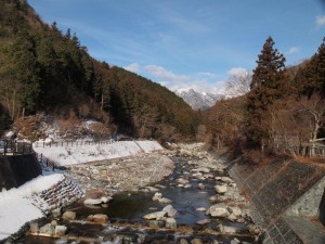 木の香温泉・桑瀬川から雪山を望む_0125'2014