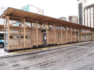 秋田杉の秋田駅前バス停留所・さすがに杉の産地