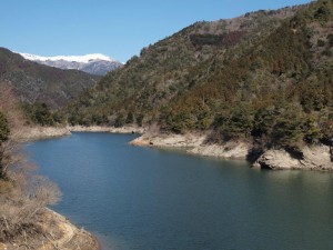 194号線から大橋ダムインレットと遠くの雪峰_0223'2014