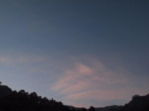 朝・根須木の紅雲と月(左に，ほぼ新月なので．．かすかに)_0226'2014