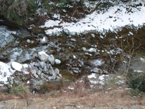 本日夕刻のテラス下・岩雪がかなり後退しました_0221'2014