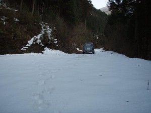 中野川林道最奥部・手前側は深雪_0225'2014