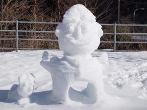 194号線で見つけたシュールな雪オブジェ_0212'2014