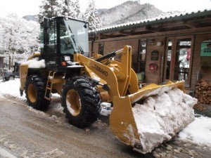 除雪に活躍・タイヤドーザー_タイヤはスタッドレス！