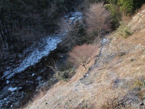 倶楽部ハウス下斜面の朝，夕刻には河原の雪もかなり減少_0312'2014