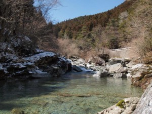 20番・西山広場(御堂前)にて・岩に薄っすらと雪が_0315'2014