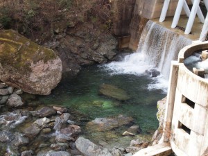 本日の二号(新)堰堤・落ち込みの白泡面積が広いです_0302'2014