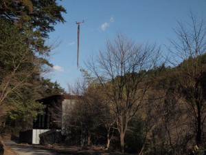 木材のワイヤー搬送・左手に土場(木材集積場)・20番西山広場から撮影_0327'2014