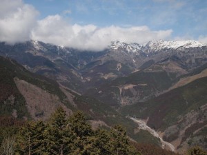 桑瀬中野川林道頂点からチョイ先からの「瓶が森林道」遠景_0302'2014