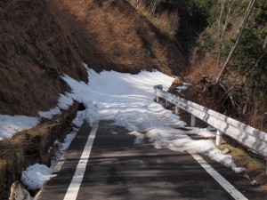 桑瀬中野川林道の残雪・スタックしますので進入不可です_0302'2014