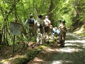 3_川の状況をチェックする受講生さん達と岩井さん_0524'2014