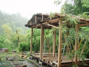 雨で作業中断：波板張り寸前まで漕ぎ着けたんですけど・・応急屋根で_0520'2014