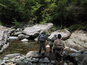 7_香川から参加のMMさんが大物をキャッチ→岩下に潜られてロスト！残念_0524'2014