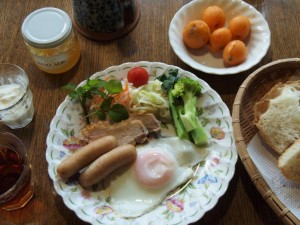 定番朝食＋最近は愛媛のビワ