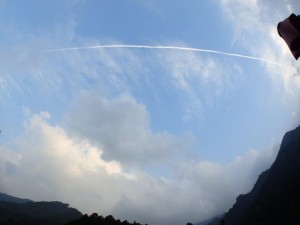 夕刻前の根須木沢上空に飛行機雲・フィッシュアイコンバーター装着_0812'2014