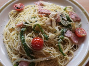 夏の昼食・シンプルなベーコンとトマトのパスタ