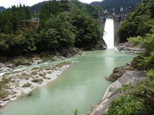 放水中の大橋ダム・ダム湖上流部から濁っていた_0807'2014