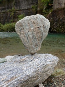 高さ40cm~50cmの立石・結構重いハズなんだけど_0823'2014