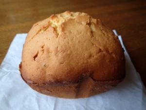 小生自作のケーキ・今回の隠し味は「ブ」でして．．二度焼きしたらクッキーぽくなっちゃいました。「美味しい」って食べて頂きまして．．ハイ。