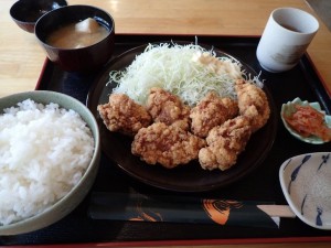 ガテン系昼食，ボリュームたっぷり「であい」のチキンカツ定食