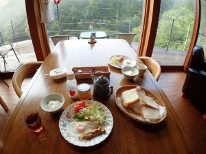 いつもの「朝飯」 with テーブル端の M君 