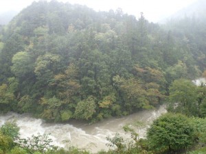 豪雨で霞んでいる最大増水時の中野川川_PM0225・1013'2014