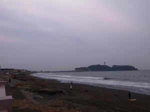 台風19号前の江の島・鵠沼海岸：サーファーが沢山！_1011'2014