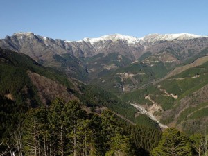 桑瀬・中野川林道_上部から笹ケ峰・瓶ケ森 林道を望む_1210'2014