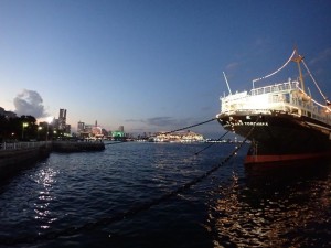 山下公園の氷川丸・大桟橋に巨大客船・赤レンガ倉庫・みなとみらい地区