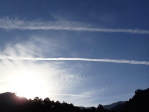 快晴・根須木上空横切る飛行機雲_0115'2015