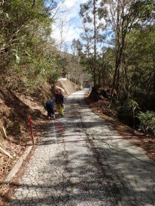 神社下近辺二カ所で舗装工事・ガードレール設置が始まります。工事中は「通行止め」って_0107'2015