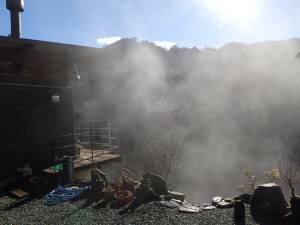 強烈太陽に地面から水蒸気が_0115'2015