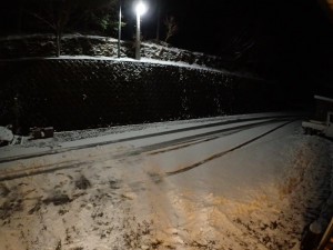 雪日深夜の倶楽部ハウス前_0101'2015