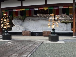 旅のFINはパーキング側の高昌寺「涅槃像」