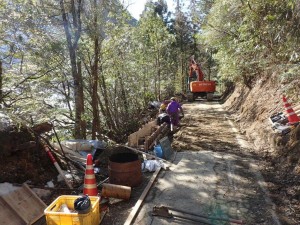 神社下・道路補修作業