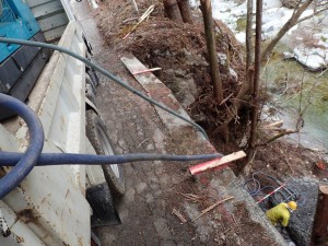 神社下の岩はつり作業