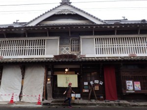 下芳我邸・1階は蕎麦屋で2階はギャラリー。左側は工事中