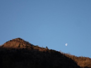 朝快晴・山の端に残月