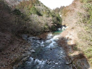 根須木橋(赤橋)から上流を望む