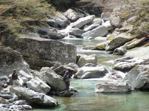 中上流域にて・神戸から来訪の方々_0418'2015