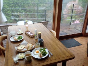 桃・桜付き朝食，穴あきパンは自家製無添加