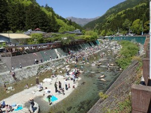 子供エリア・大人エリアに分かれて楽しい釣りを。水位が少々低いようで・・_0505'2015