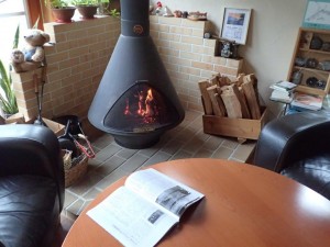 気温低下の梅雨日は屋内焚火で読書を．．結構極楽，昨日です。